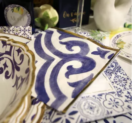 20 Serviettes Cocktail Dolce Vita Papier Bleu Roi, Blanc et Or 24x24cm - 3 Plis