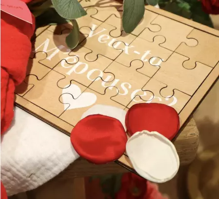 60 P&eacute;tales Satin Ivoire, Blanc et Rouge &Oslash;3,5cm