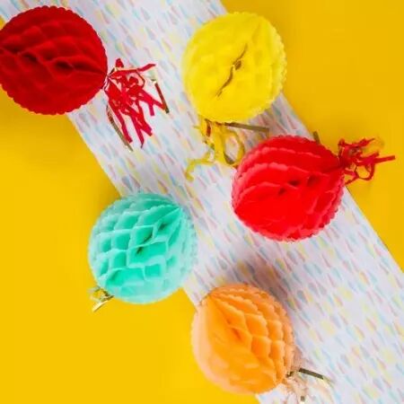 BOULE ALVEOLEE TASSEL JAUNE 30 CM