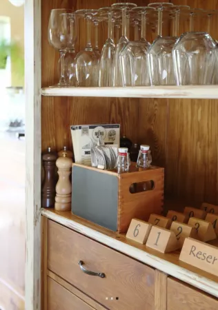 CAISE A MENU & COUVERTS BOIS + 2 ARDOISES