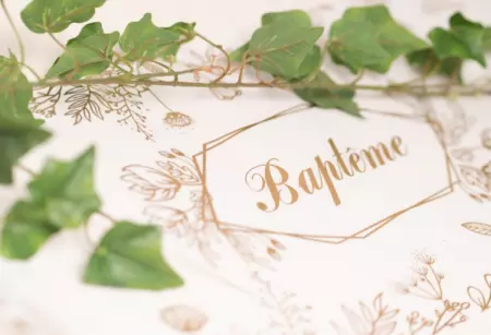 CHEMIN DE TABLE ELEGANCE BAPTEME FLEURI