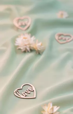 SACHET 24 CONFETTI EN BOIS COEUR LOVE 4CM X 4CM X 0.1CM