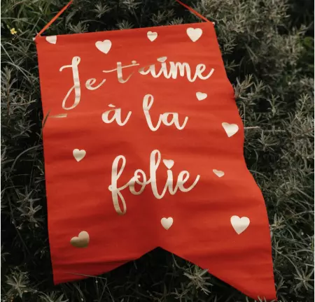 Suspension G&eacute;ante \ Je t\'aime &agrave; la folie\  Effet Lin Rouge et C�urs Or 51,5x87cm