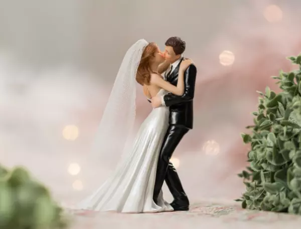 COUPLE MARIES RESINE BAISER